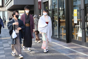 和装で散策に出掛ける参加者たち（京都市下京区）