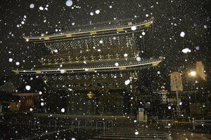 勢いよく雪が降る東本願寺御影堂門前（2月20日午後7時25分ごろ、京都市下京区）