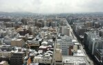 &lt;div class=&quot;caption&quot;&gt;／雪化粧した京都市内。右の大通りは烏丸通（２１日午後０時４１分、京都市中京区・京都新聞社より小型無人機で撮影）&lt;/div&gt;