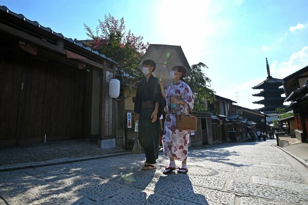 最高気温が全国２位となる３８・６度を観測した京都。厳しい日差しの下、日傘を差して歩く和装の人たち(２日午後３時４６分、京都市東山区八坂通)