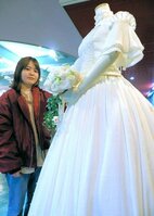 高島ちぢみを使ってウエディングドレスを製作した遠藤さん。素材のふわりとした持ち味を、スカートのラインなどに生かした（滋賀県高島市・高島まるごと百貨店）