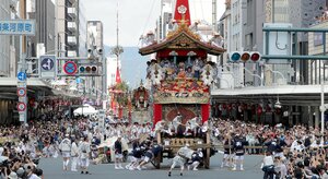 祇園祭前祭で巡行する山鉾（２０１９年７月、京都市下京区・四条河原町交差点）