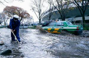 　激しい雨の影響で冠水した道路＝１日午前７時５２分、東京都渋谷区
