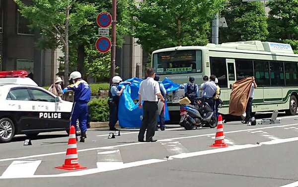 市バス衝突事故 死亡したのは歳の女性 追い抜く際に転倒 後輪に衝突 京都 社会 地域のニュース 京都新聞