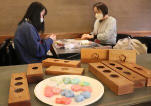 和菓子の木型を使い、粘土で消しゴムを作る参加者（京都市東山区・鍵善良房四条本店）