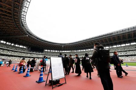 国立競技場の一般向けツアー公開 表彰台で記念撮影も 全国のニュース 京都新聞