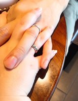 おそろいの指輪が光る女性と韓国人の彼氏の手。婚約中だが結婚の見通しは立っていない＝女性提供