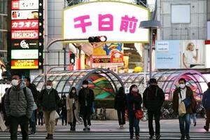 　大阪・ミナミを歩くマスク姿の人たち＝２２日午後５時１９分