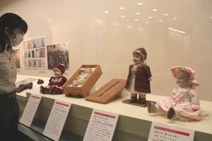 県内の小学校に残る４体の「青い目の人形」が展示されている会場（大津市御陵町・市歴史博物館）