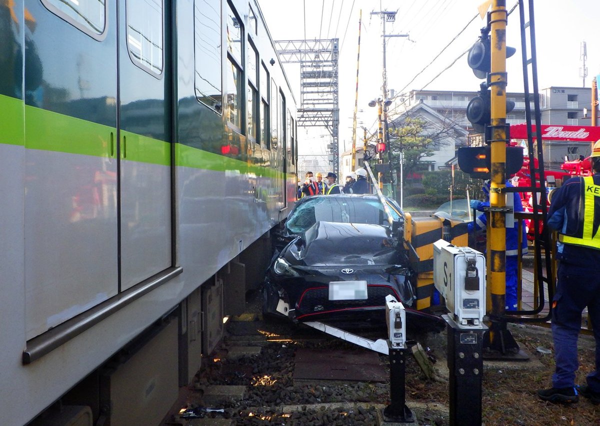 京阪電車が踏切で車と衝突、車運転の男性軽傷　大津、石山坂本線で16本運休300人影響