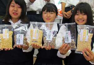 自ら育てた米や地元産の大豆を加工したポン菓子を手にする長浜農業高の生徒たち（滋賀県長浜市常喜町・ＮＰＯ法人つどい）