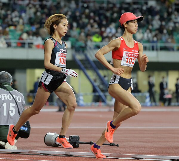 女子１万メートルで２位に入り、五輪代表に決まった安藤（左）。右は初優勝で同じく代表に決まった広中＝静岡スタジアム