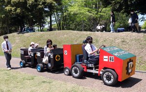 工業高の生徒が作ったロードトレインを楽しむ子どもたち（京都府京丹波町曽根・府立丹波自然運動公園）
